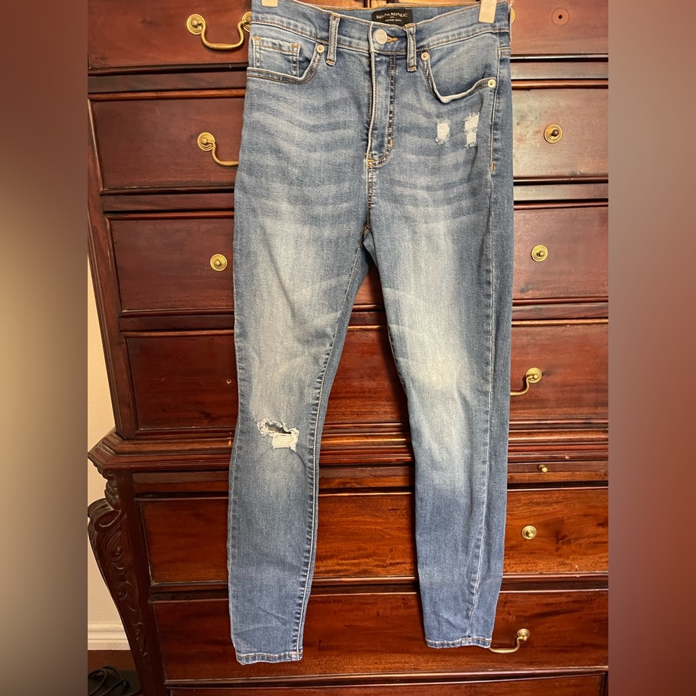 Distressed skinny jeans